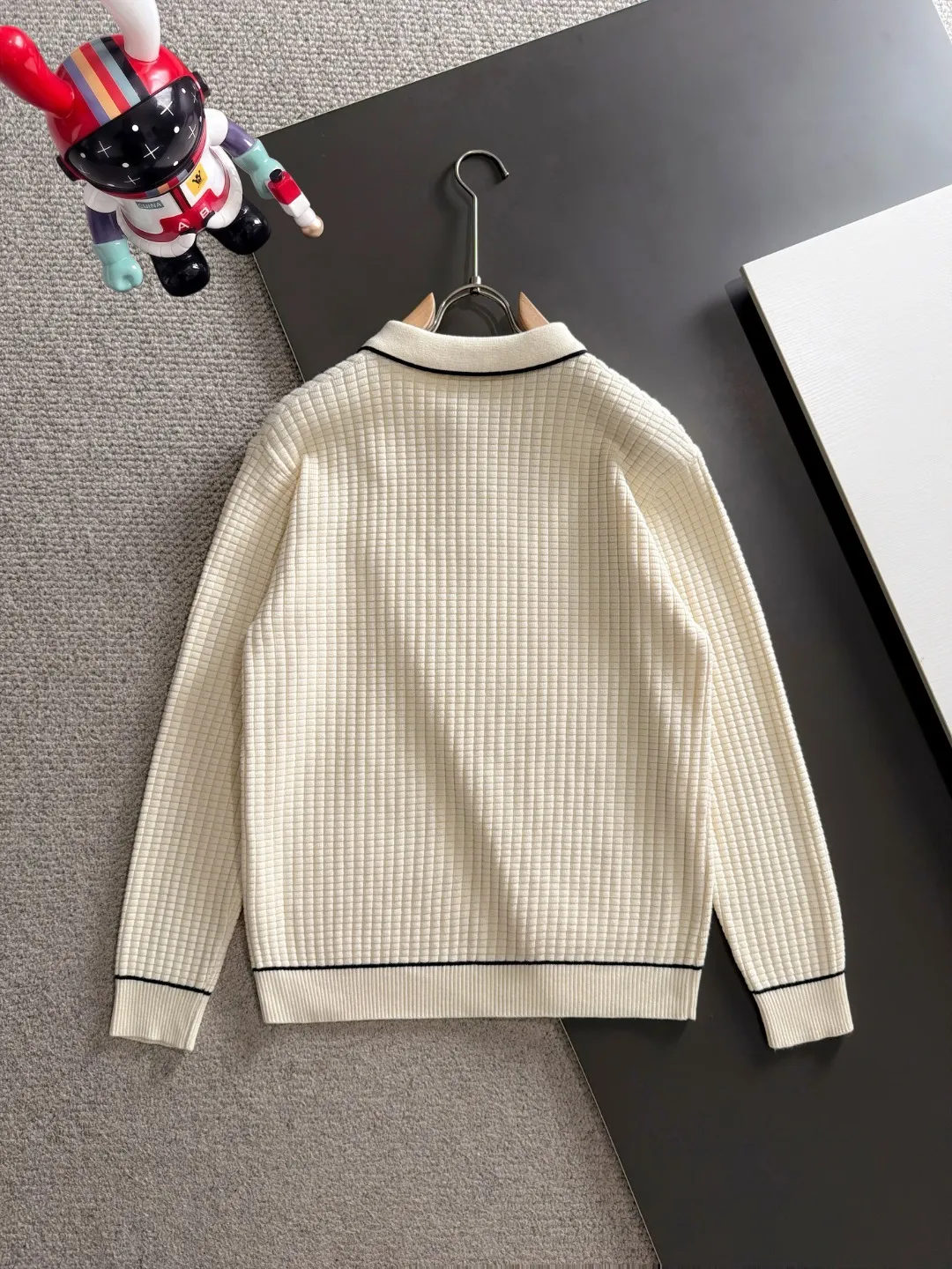 Next day shipping P195 Balenciaga high quality 2026 autumn and winter official website latest sweater, on sale at the same time at the counter Hot Sale! Specially made of wool blended fabric. It feels comfortable and can be directly in contact with the skin. The logo badge is exquisitely embroidered, which is extremely eye-catching! The details highlight the fashionable charm of big brands. Exquisite workmanship. Three-dimensional cutting style. The wearing effect is invincible and handsome! All three standards are complete! Sizes:M-3XL